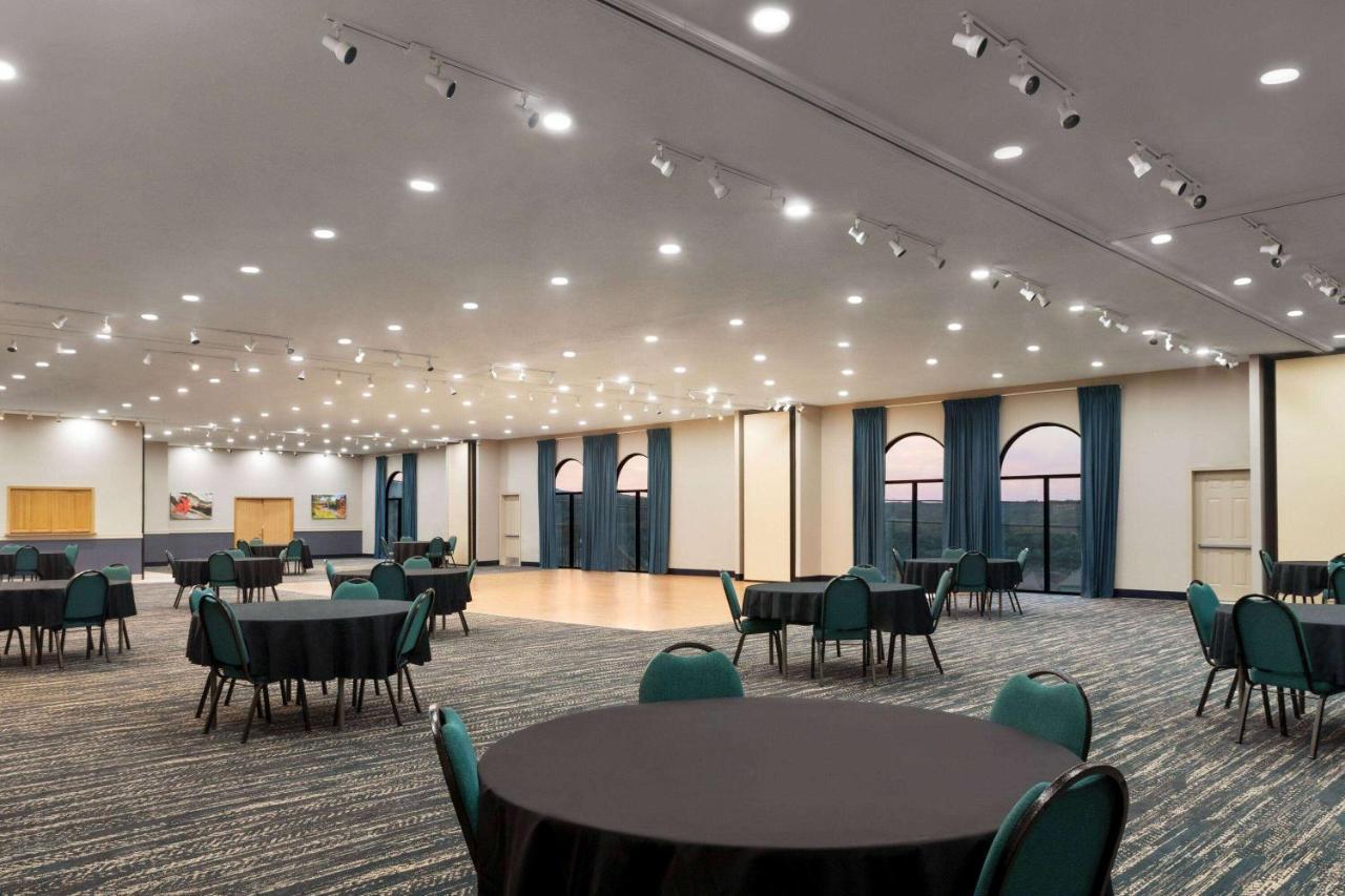 Americinn By Wyndham Branson & Conference Center Bagian luar foto